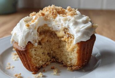 banana pudding cupcakes - Featured